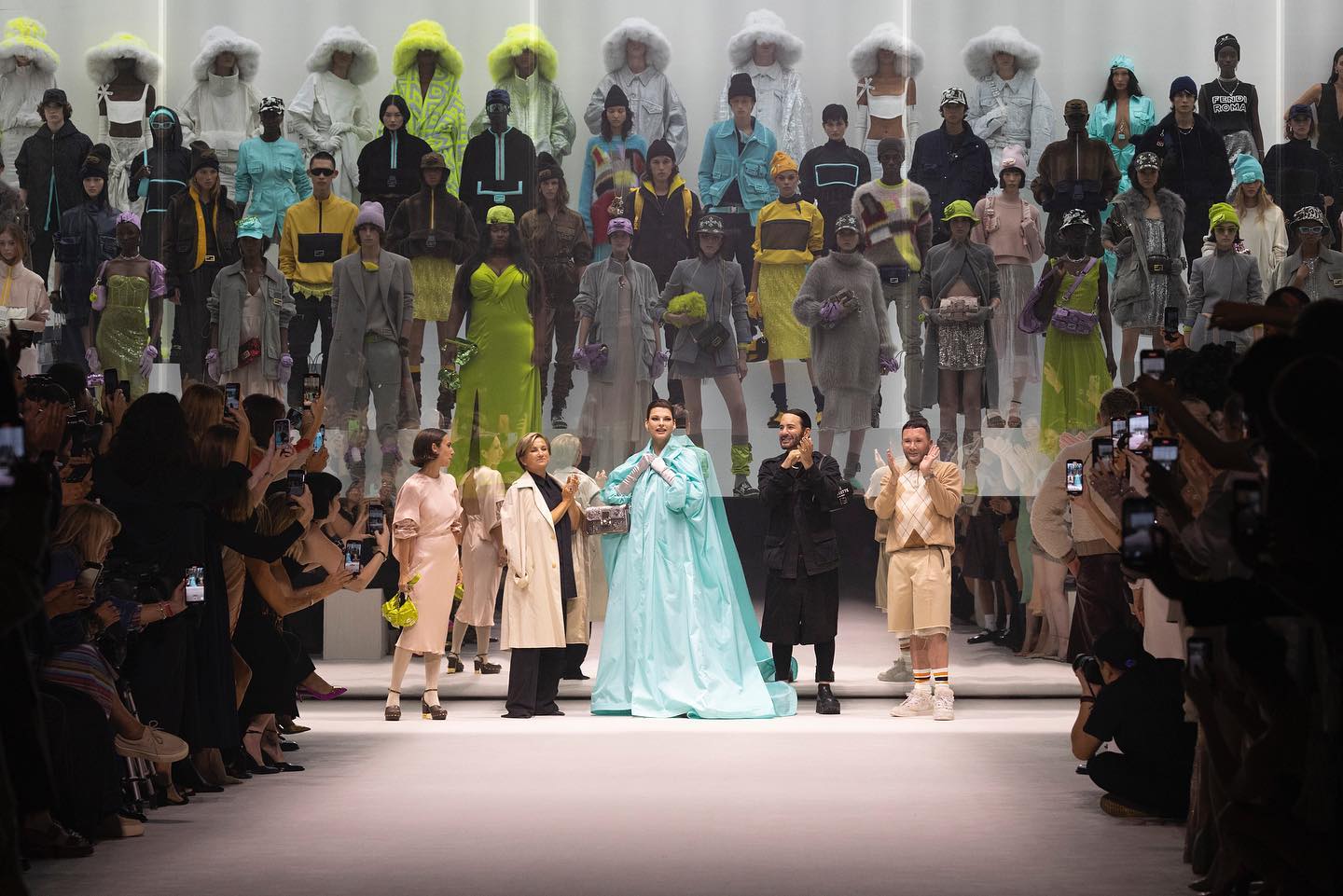 Η Λίντα Εβανγκελίστα έκλεισε το show του Fendi στην Εβδομάδα Μόδας της Νέας Υόρκης.
