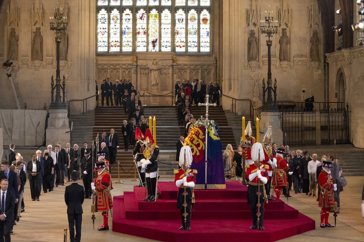 Βασίλισσας Ελισάβετ: Όλοι στο Λονδίνο για την κηδεία της —Οι υψηλοί προσκεκλημένοι (vid)