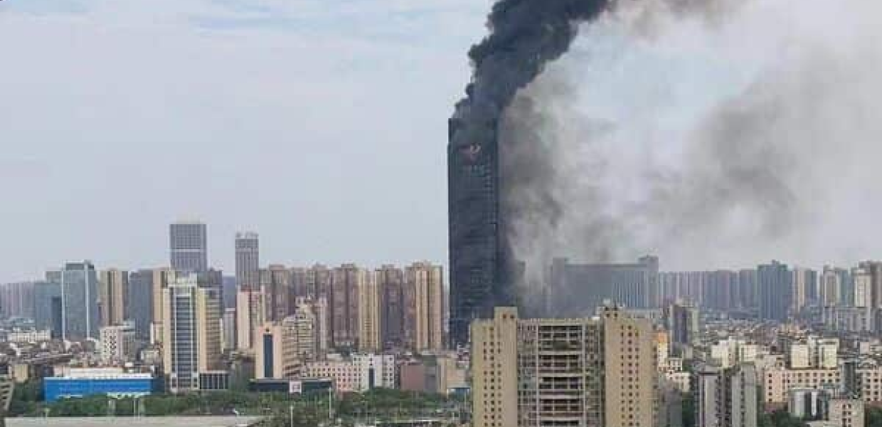 Παρανάλωμα πυρός πανύψηλος ουρανοξύστης στην Κίνα (απίστευτα βίντεο)