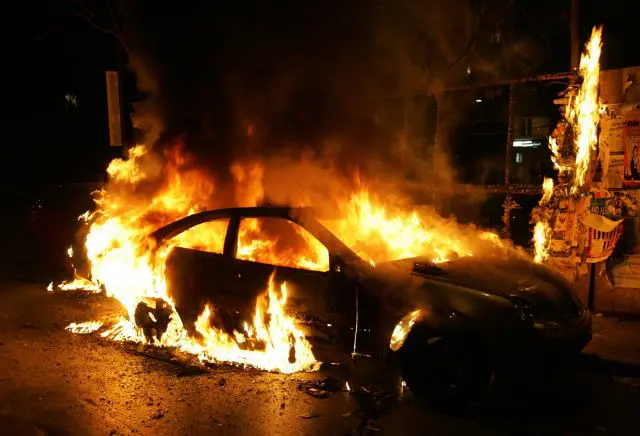 Πιερία: Στις φλόγες τυλίχθηκε αυτοκίνητο εν κινήσει