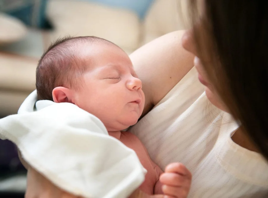 Στη Βουλή η διάταξη για 9 μήνες άδεια μητρότητας