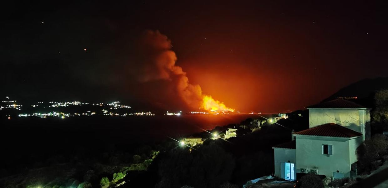 Μαίνεται η μεγάλη φωτιά στην Κεφαλλονιά-Απειλεί σπίτια
