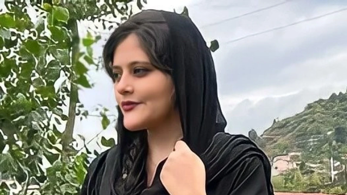 Οργή στο Ιράν για τον θάνατο της 22χρονης Μαχσά Αμινί: Γυναίκες καίνε τα χιτζάμπ και κόβουν τα μαλλιά τους