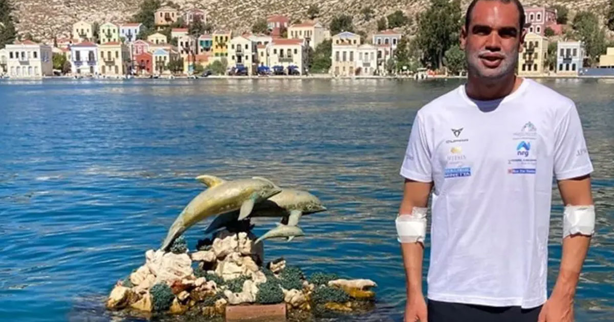 Το κατόρθωμα ενός Ελληνα: Κολύμπησε από Ρόδο σε Καστελόριζο σε 64 ώρες