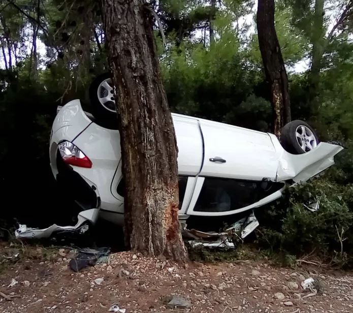 Αλόννησος: Αυτοκίνητο αναποδογύρισε και σφηνώθηκε σε δέντρα – Τραυματίστηκε σοβαρά η οδηγός