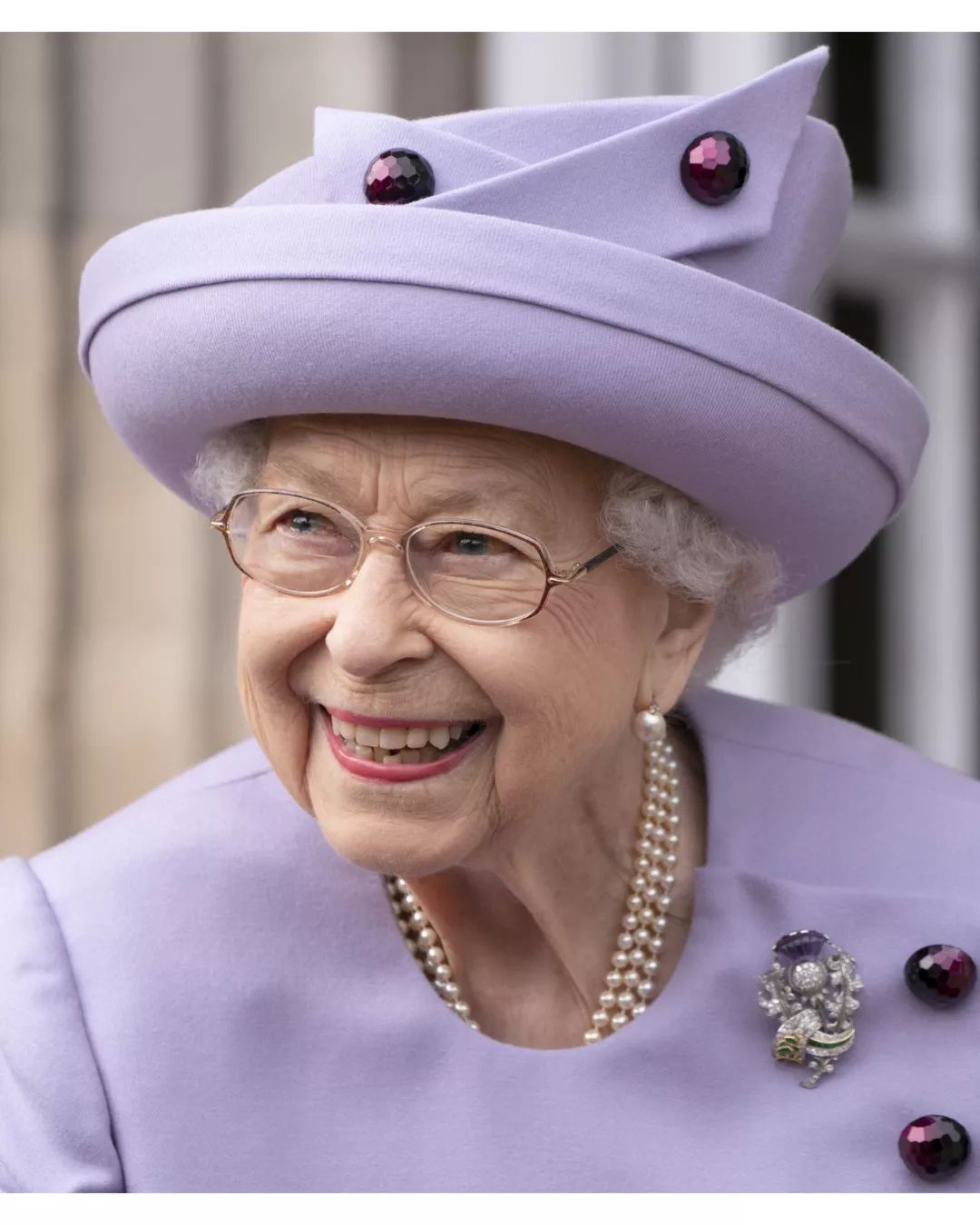 Η Vogue τιμά τη μνήμη της Βασίλισσας Ελισάβετ με μωβ εξώφυλλο
