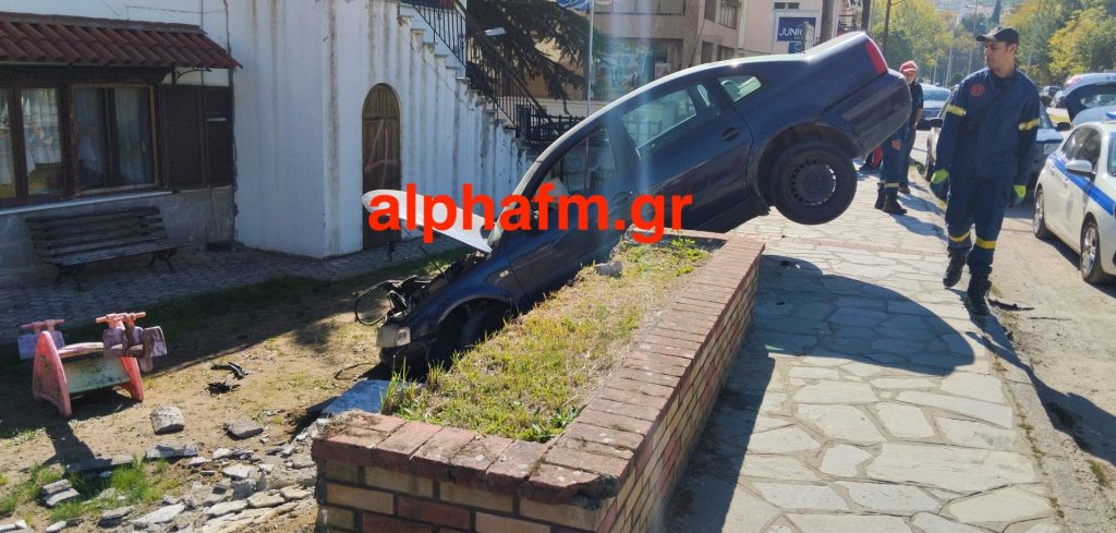 Καστοριά: Αυτοκίνητο έπεσε μέσα σε παιδικό σταθμό (pics&vid)