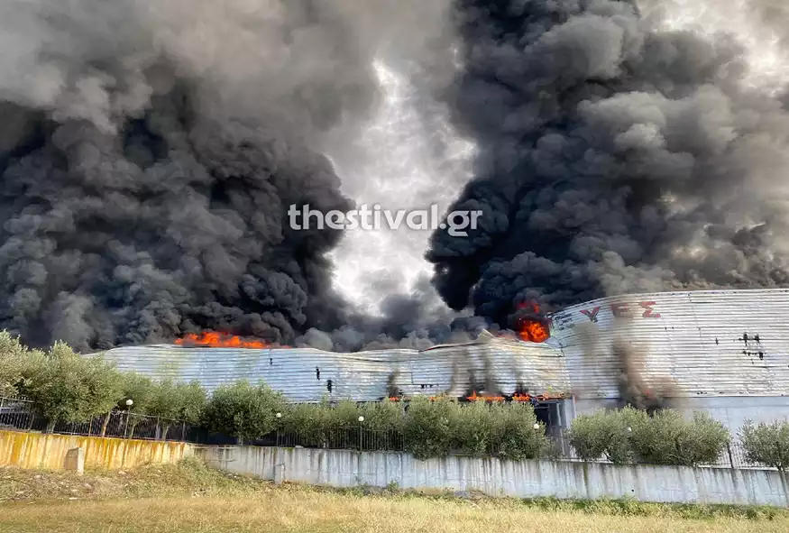Μεγάλη φωτιά σε εργοστάσιο έξω από τη Θεσσαλονίκη