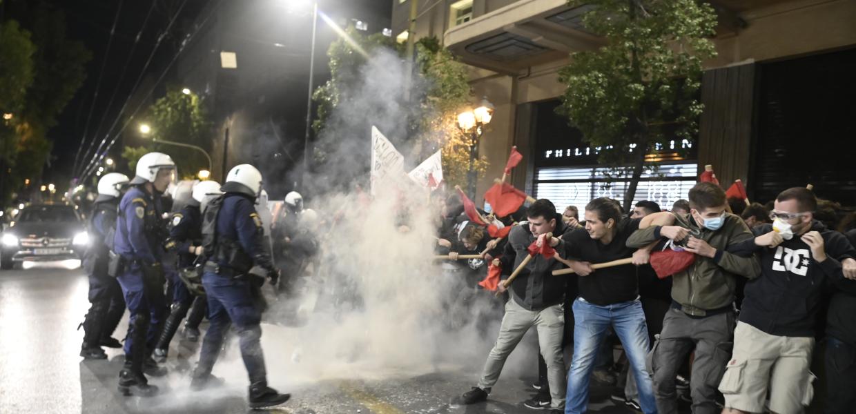 Βία από τα ΜΑΤ σε πορεία στο κέντρο της Αθήνας