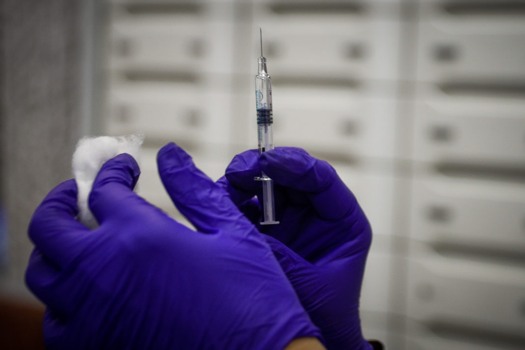 Θάνος Πλεύρης: Χωρίς συνταγογράφηση το αντιγριπικό εμβόλιο