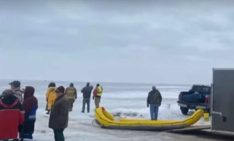 ΗΠΑ: 200 ψαράδες εγκλωβίστηκαν σε ένα κομμάτι πάγου μέσα σε λίμνη (vid)