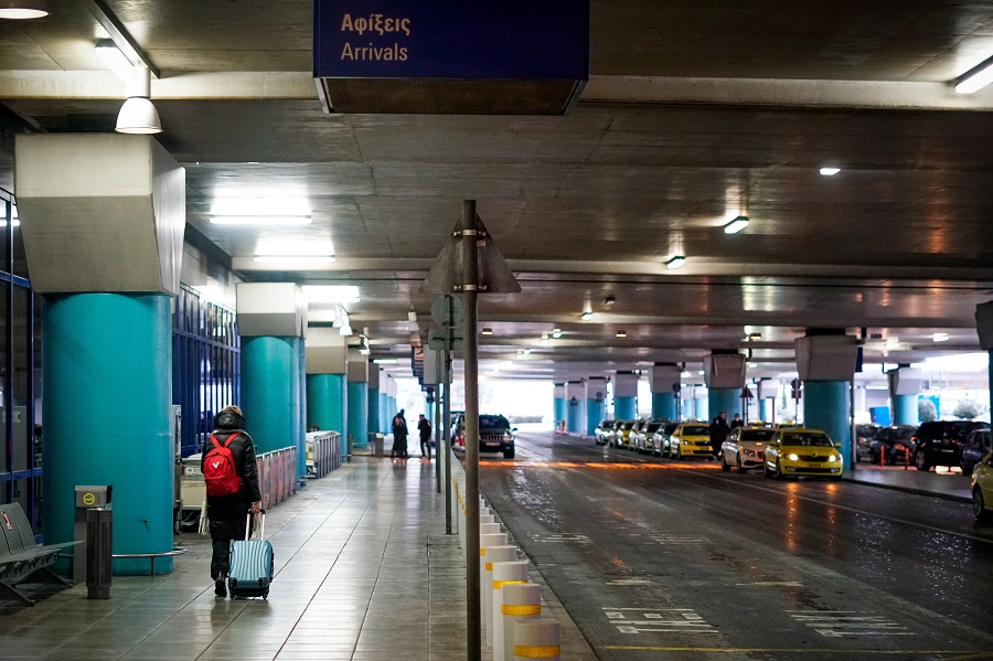 Φάρσα η απειλή για βόμβα στο αεροδρόμιο «Ελευθέριος Βενιζέλος» – Συνελήφθη Καναδός δημοσιογράφος