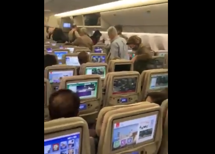 Αεροδρόμιο «Ελευθέριος Βενιζέλος»: Βίντεο μέσα από το αεροπλάνο με τον ύποπτο επιβάτη
