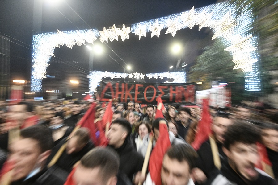 Κώστας Φραγκούλης: Σε εξέλιξη η πορεία στο κέντρο της Αθήνας για τον θάνατο του 16χρονου Ρομά