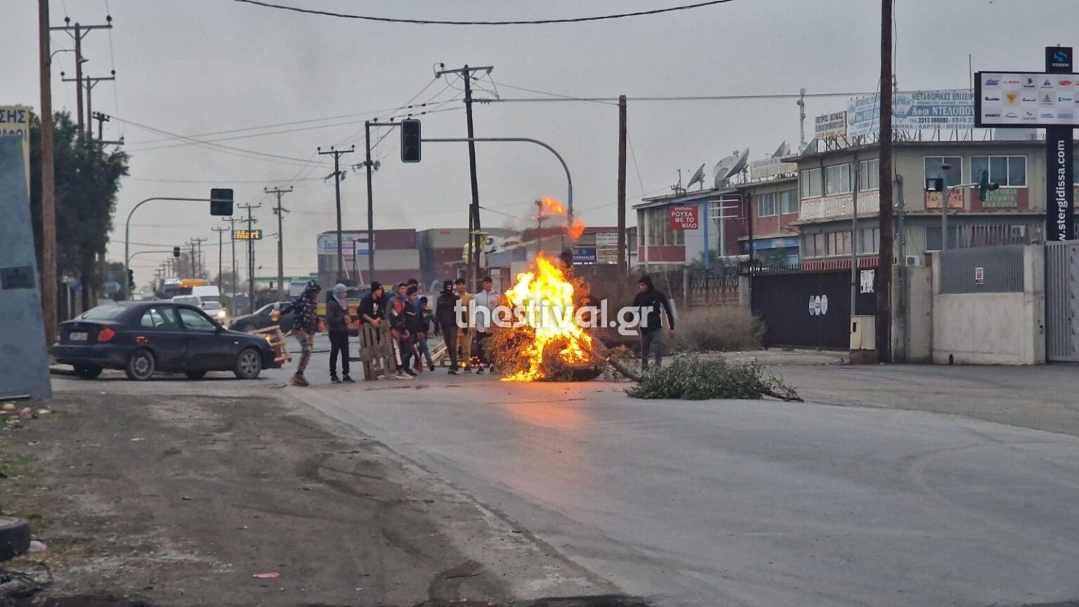 Πυροβολισμός 16χρονου: Οδοφράγματα, φωτιές και ένταση στη Θεσσαλονίκη (vids)