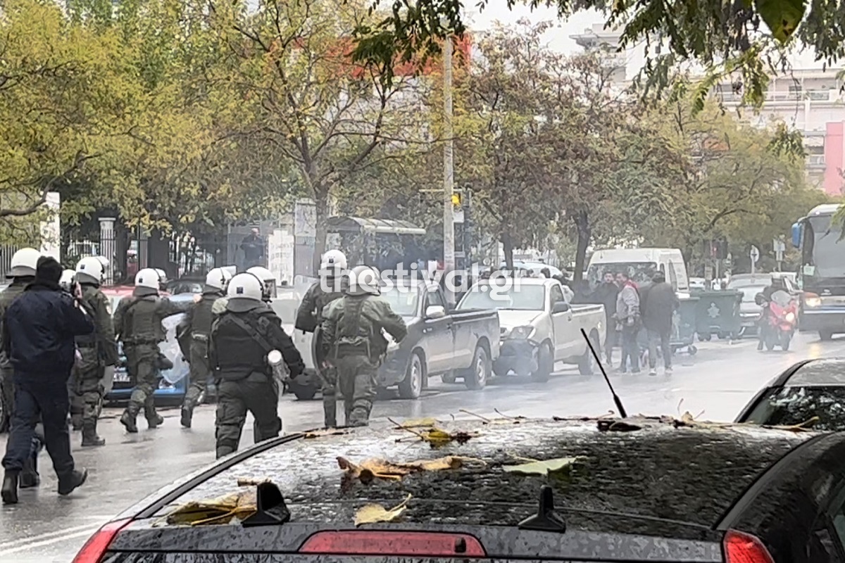 Πυροβολισμός 16χρονου στη Θεσσαλονίκη: Εκτεταμένα επεισόδια έξω από το Ιπποκράτειο μεταξύ Ρομά και ΜΑΤ (vids)