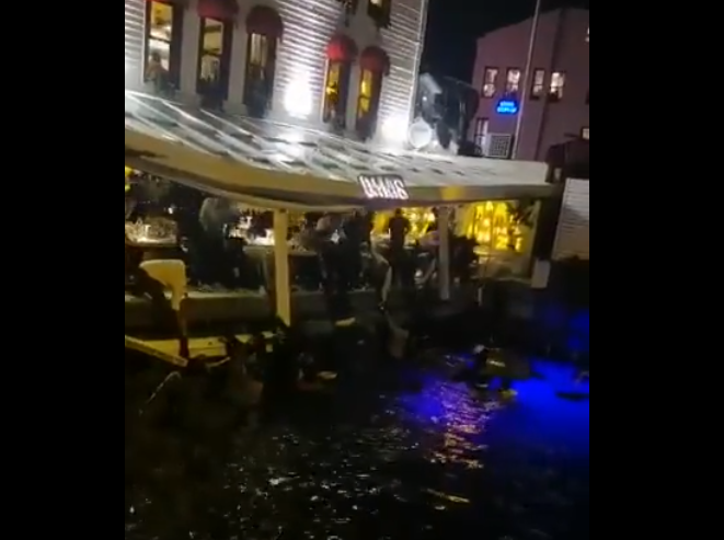 Κωνσταντινούπολη: Κατέρρευσε τμήμα εστιατορίου – Άνθρωποι έπεσαν στη θάλασσα