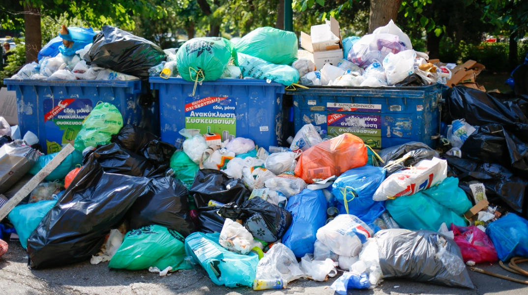 Το τσίκνισαν για τα καλά στη Θεσσαλονίκη – Κατά 50% αυξήθηκαν τα σκουπίδια