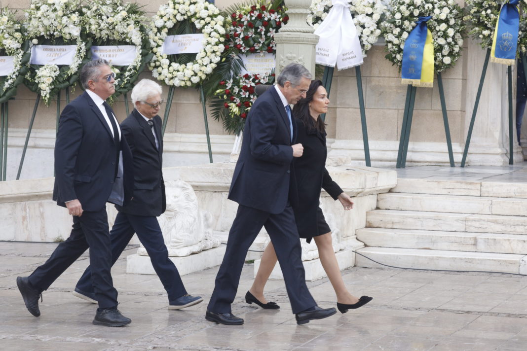 Κηδεία Κωνσταντίνου: Στο παρεκκλήσι της Μητρόπολης ο Αντώνης Σαμαράς