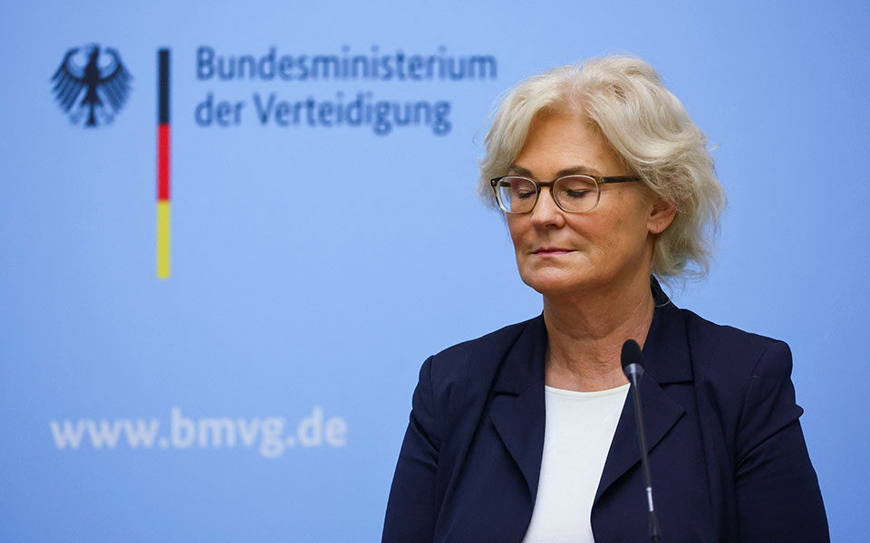 Ραγδαίες εξελίξεις στη Γερμανία: Παραιτήθηκε η υπουργός Άμυνας