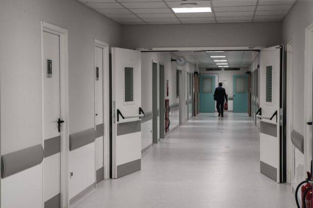 Νοσοκομεία: Τέλος στους εργολάβους βάζει ο Χρυσοχοΐδης μετά τις αντιδράσεις – Συνεχίζουν την εργασία τους 6.000 συμβασιούχοι