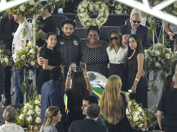 Κηδεία Πελέ: Selfie από τις κόρες του πάνω από το φέρετρό του