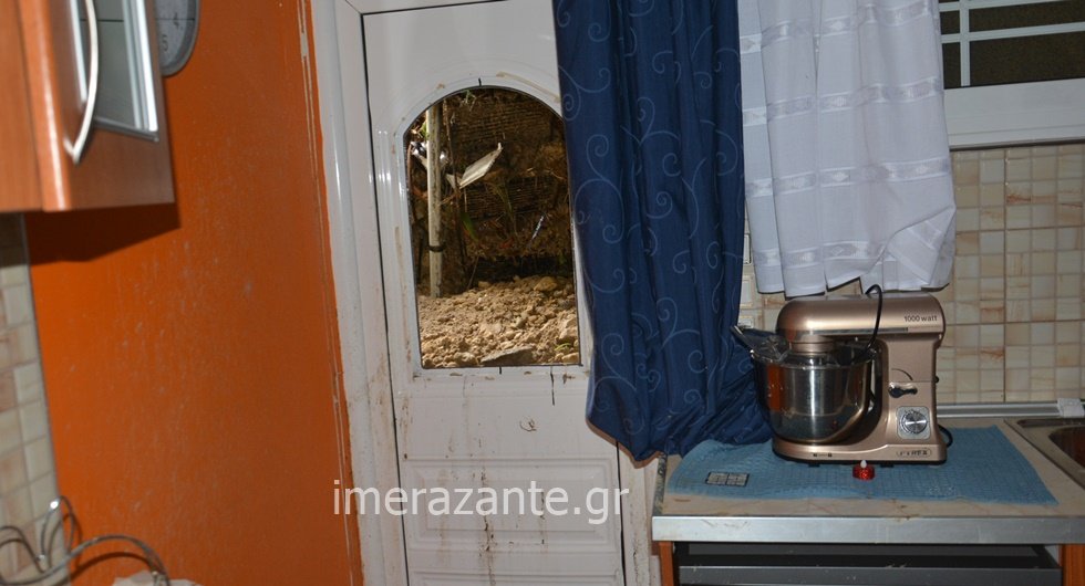 Κακοκαιρία – Ζάκυνθος: Βουνό πέρασε μέσα από σπίτι λόγω κατολίσθησης (pics&vid)