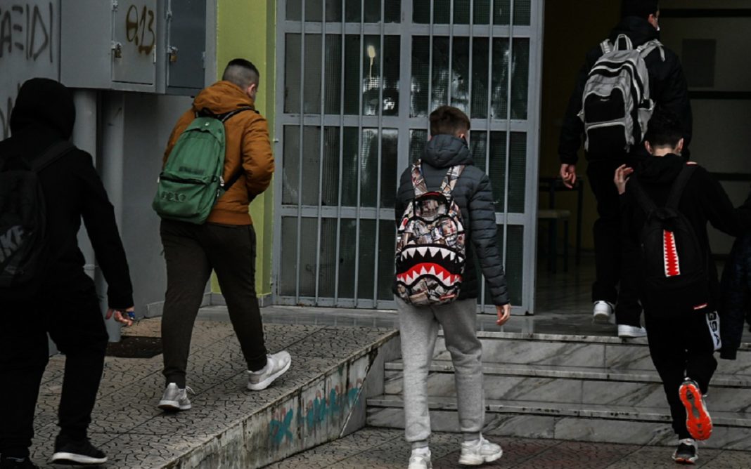 Σοκ στο Ηράκλειο: 17χρονος πήγε στο σχολείο με όπλο