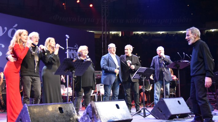 Συναυλία Σταύρου Ξαρχάκου: Ο Δημήτρης Κουτσούμπας τραγούδησε την «άπονη ζωή»