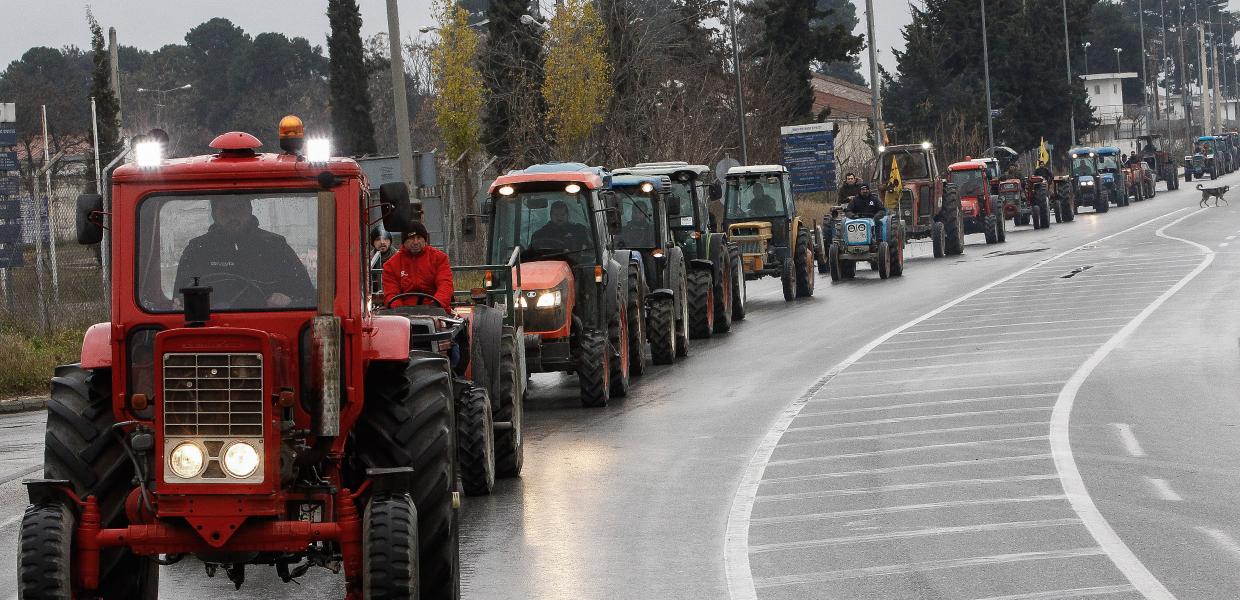 Οι αγρότες της Θεσσαλίας στο δρόμο με τα τρακτέρ-Μπλόκο στον Ε65