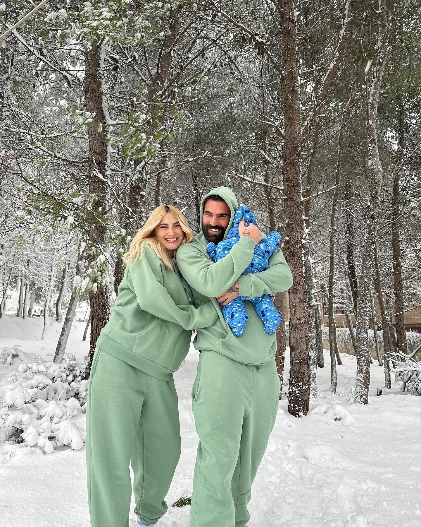 Ιωάννα Τούνη-Δημήτρης Αλεξάνδρου βόλτα στα χιόνια με το νεογέννητο μωρό τους