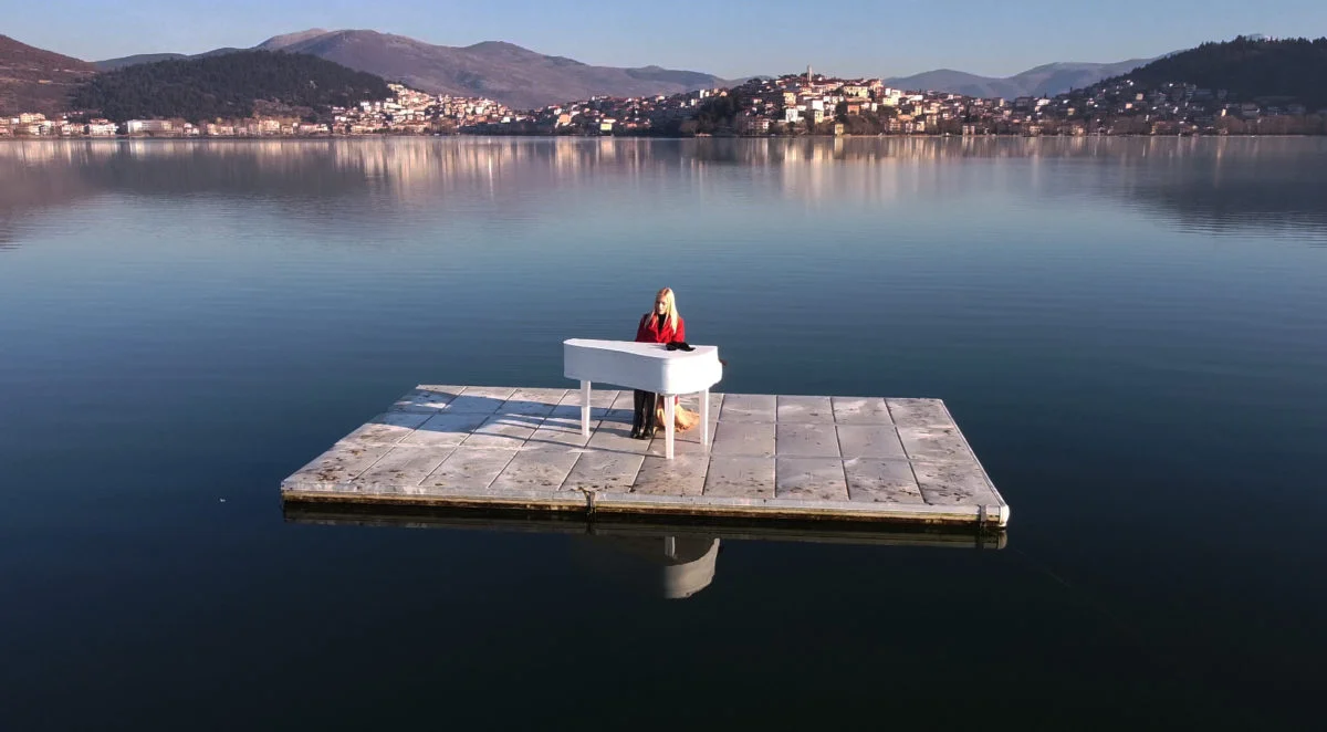 Μοναδικό θέαμα: Παίζει πιάνο στη μέση της λίμνης της Καστοριάς