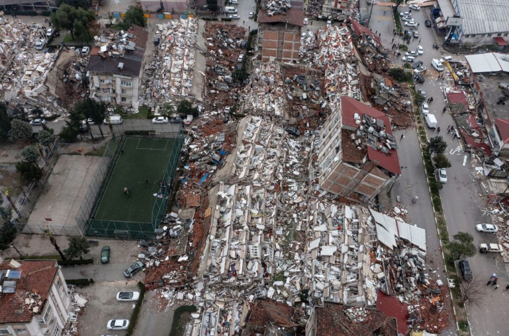 Σεισμός Τουρκία: Γιατί κατέρρευσαν σαν τραπουλόχαρτα τα κτίρια-Η έκταση των καταστροφών ίση με μία Ελλάδα (βίντεο)