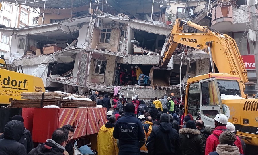 Σεισμός στην Τουρκία: Αναφορές για εγκλωβισμένο Έλληνα στα συντρίμμια
