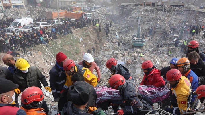 Σεισμός Τουρκία: Τραγική πρόβλεψη για 60.000 νεκρούς, ένα εκατομμύριο άστεγους και πολλά πολιτικά ρίχτερ για τον Ερντογάν