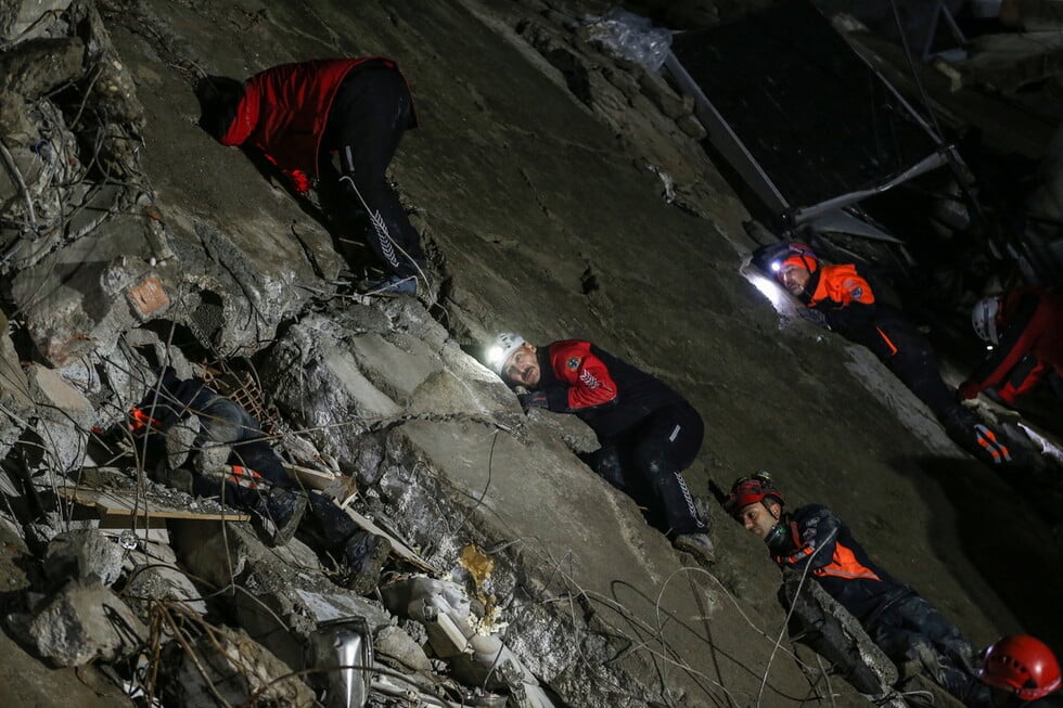 Βιβλική καταστροφή -Τουρκία – Συρία: Δραματικές ώρες μετά τα 7,8 Ρίχτερ- Πάνω από 4.300 νεκροί από τον σεισμό