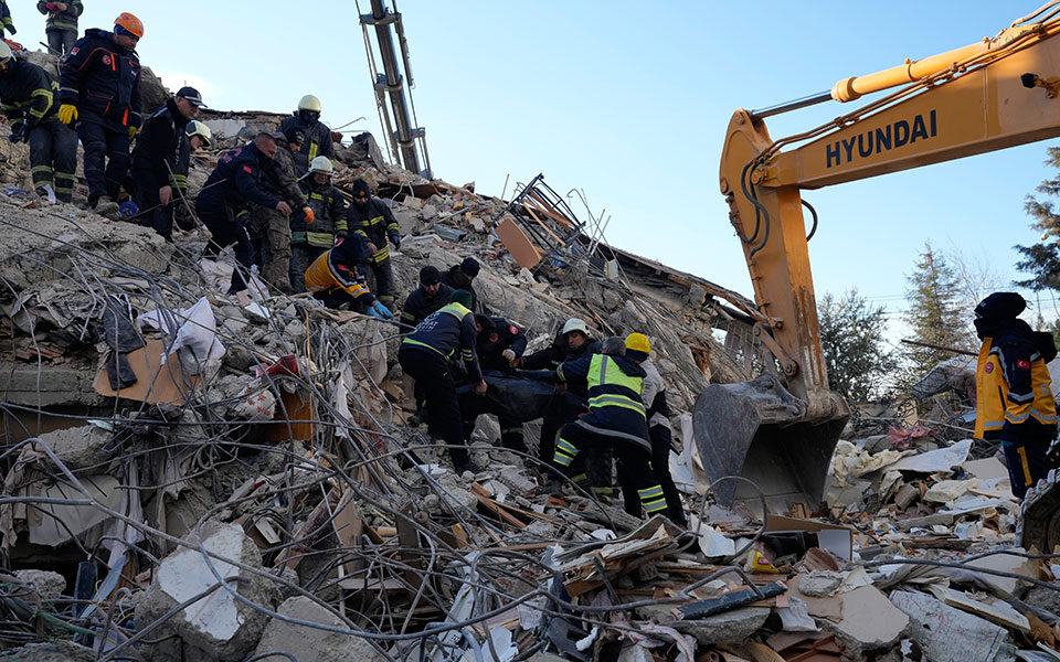 Σεισμός Τουρκία: Πάνω από 33.000 οι νεκροί-Εντάλματα σύλληψης για 113
