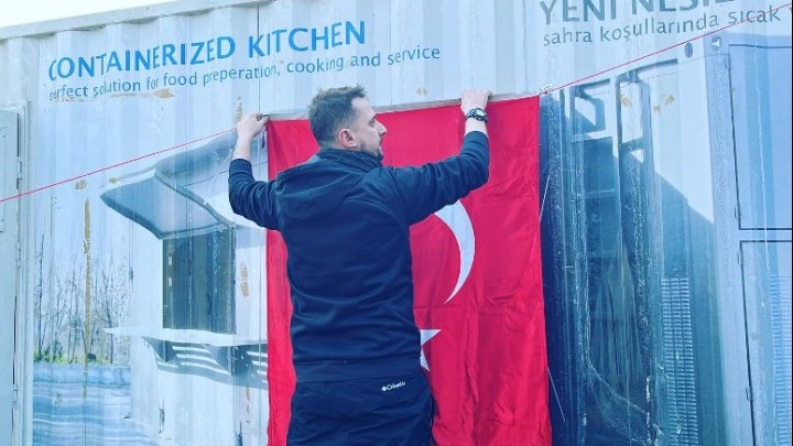 Σεισμός στην Τουρκία: Βραβευμένος σεφ έκλεισε το εστιατόριό του στην Κωνσταντινούπολη και μαγειρεύει για τους άστεγους στο Χατάι