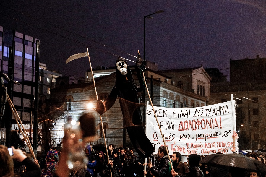 Τέμπη: «Οι ζωές μας μετράνε» – Πλήθος κόσμου στους δρόμους της Αθήνας (pics)