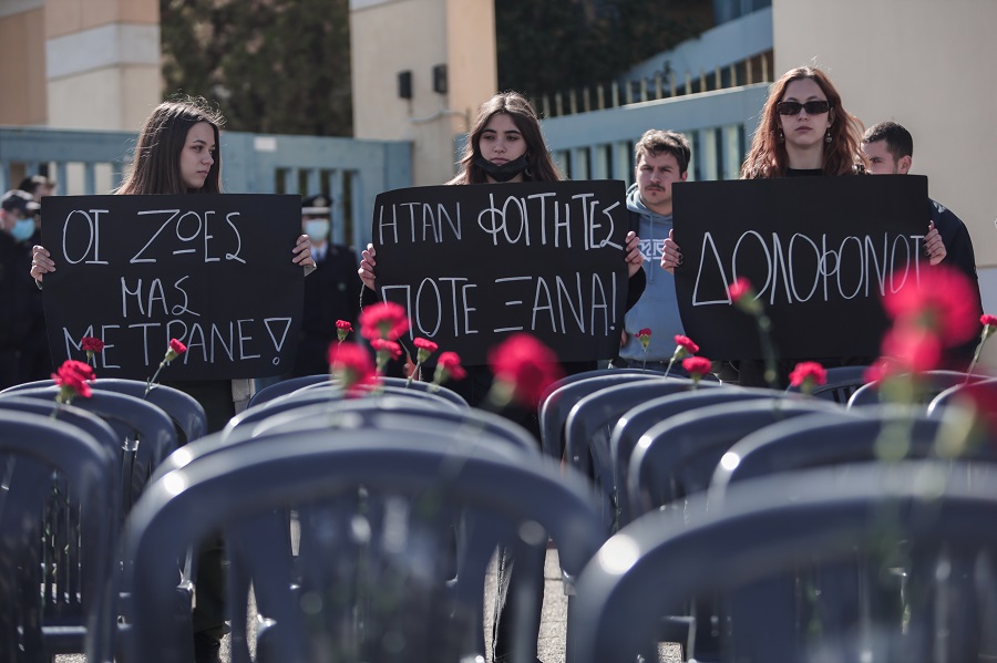 Τραγωδία στα Τέμπη: Διαμαρτυρία φοιτητών με 57 άδειες καρέκλες έξω από το υπουργείο Μεταφορών (pics)