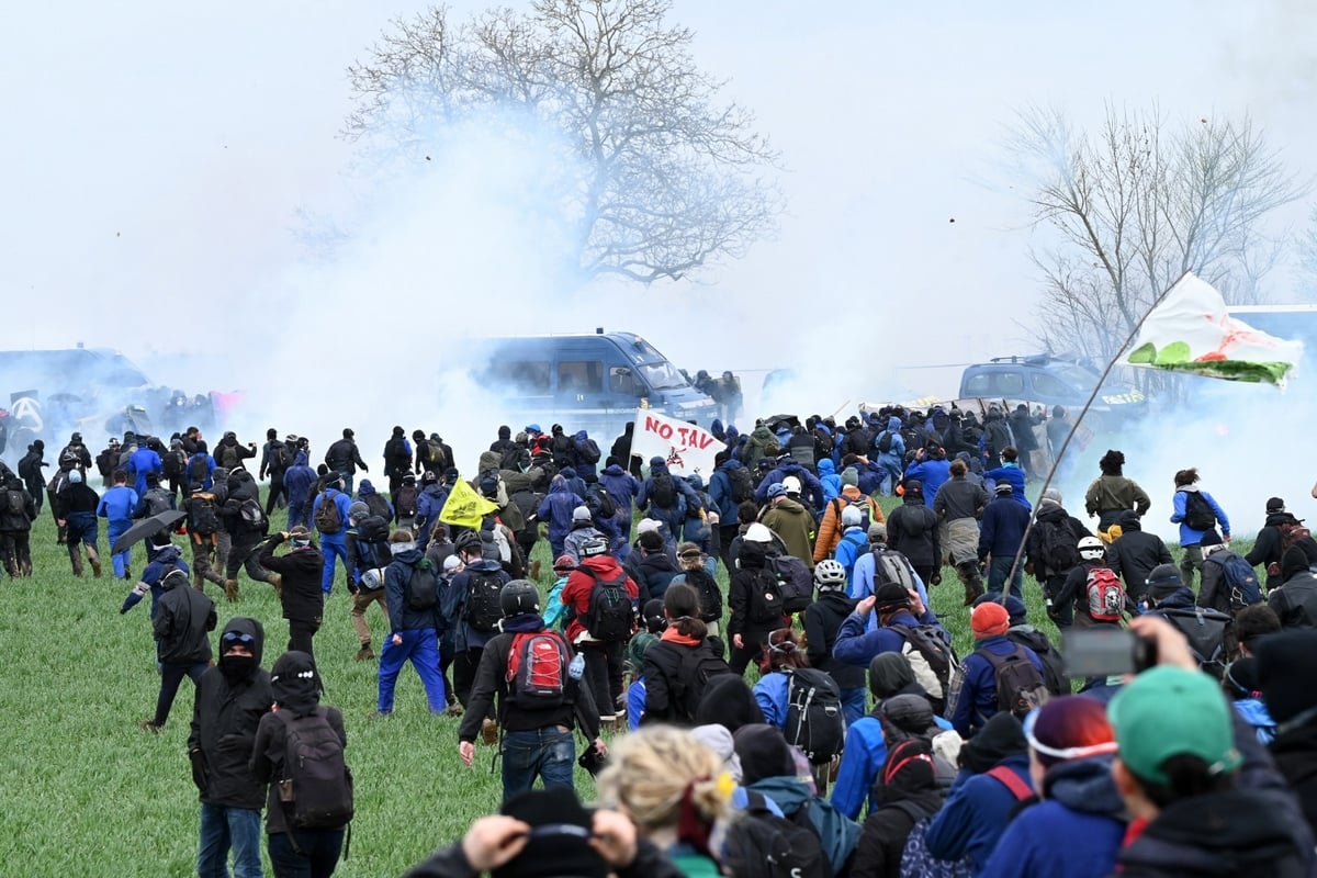Η Γαλλία φλέγεται: Νέες άγριες συγκρούσεις με 200 τραυματίες
