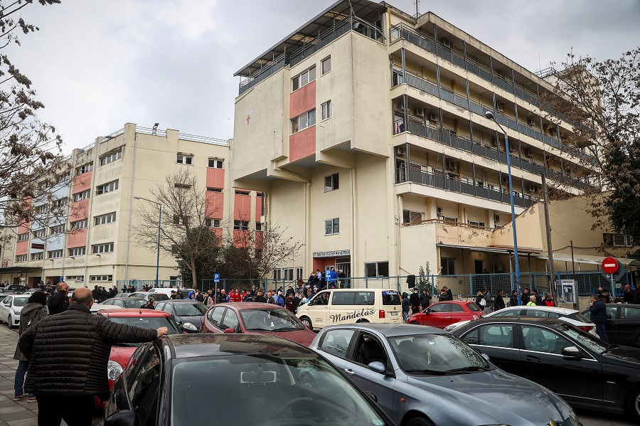 Τέμπη: Οργή συγγενών στο Νοσοκομείο Λάρισας – «Πλήρωσαν εισιτήρια θανάτου» (vids)