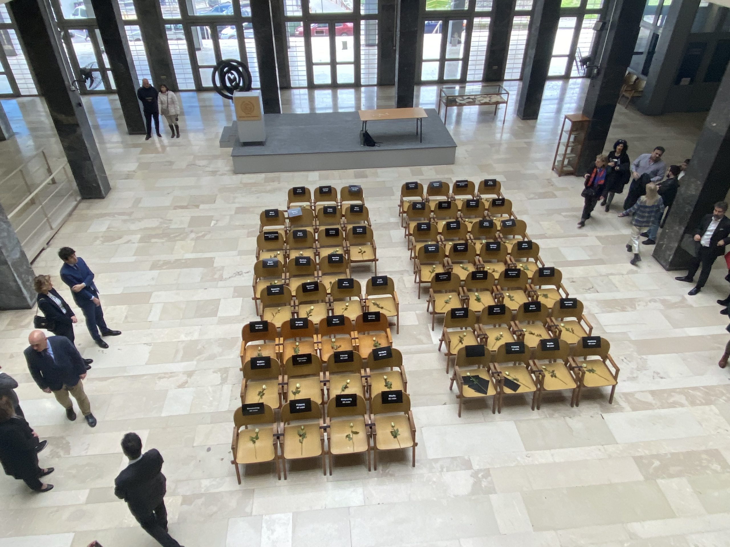 Θεσσαλονίκη: Σιωπηρή διαμαρτυρία στα Δικαστήρια για τα Τέμπη – Λευκά τριαντάφυλλα σε 57 άδειες καρέκλες