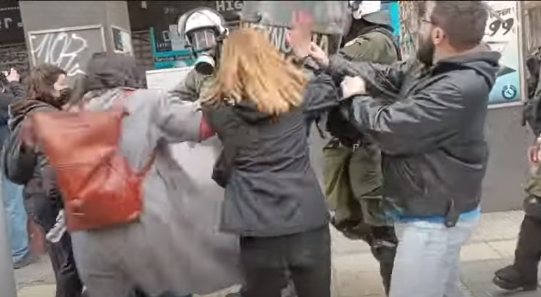 Νέο βίντεο-σοκ: Άνδρας των ΜΑΤ χτυπάει διαδηλώτρια στο κεφάλι με την ασπίδα
