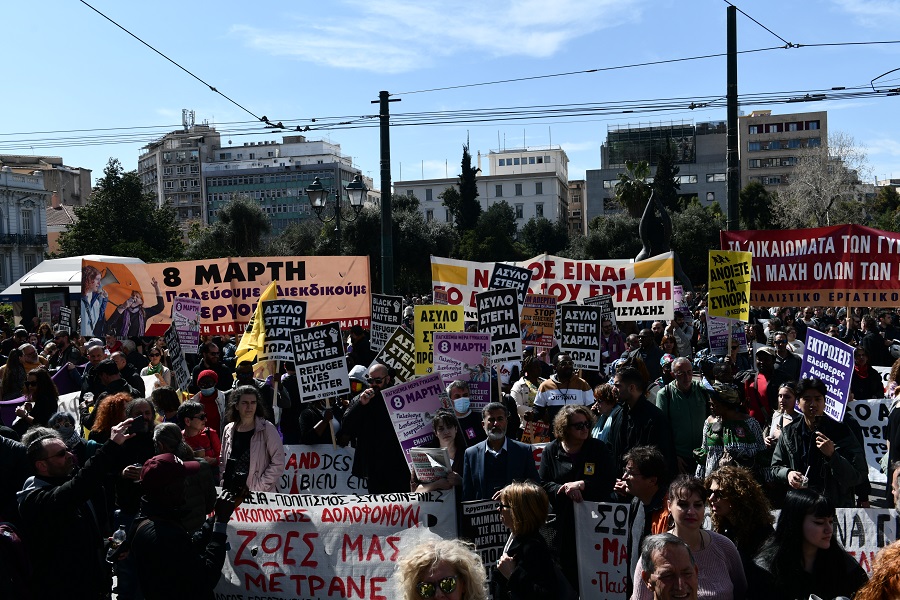 Le Monde για Τέμπη: Ολέθρια η διαχείριση της τραγωδίας από την κυβέρνηση – Η οργή εξαπλώνεται στην Ελλάδα