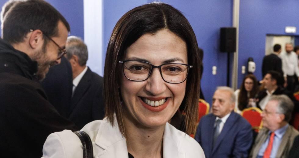 Κορονοϊός: Η υπουργός αποφάνθηκε περιττές οι μάσκες και οι…σοφοί συμφώνησαν