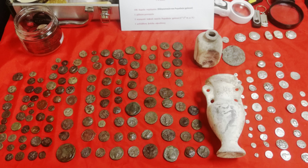 Κρυμμένα σε λάδι επιχείρησε να στείλει στη Γερμανία αρχαία νομίσματα