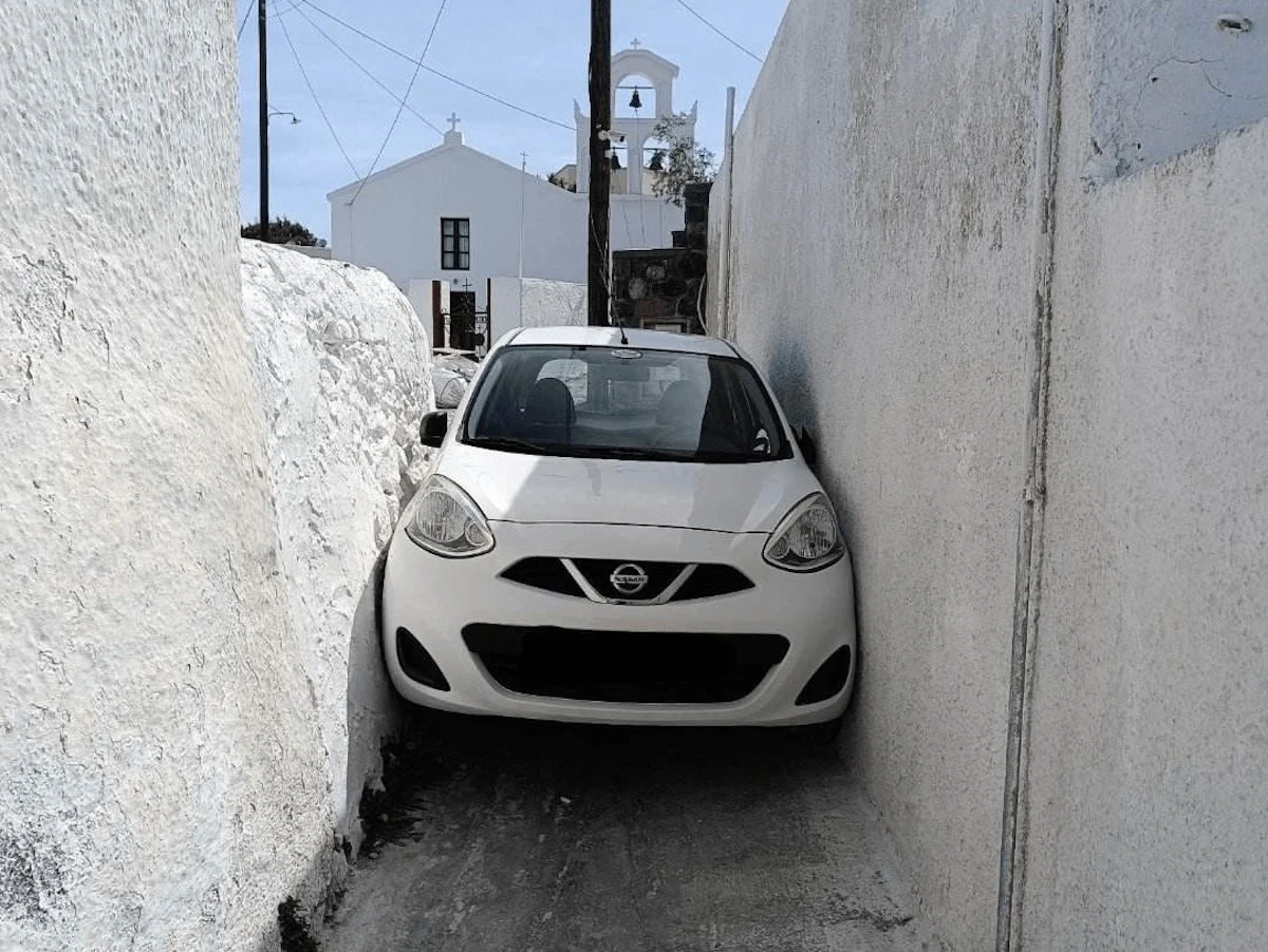 Πρωτοφανές…παρκάρισμα με σφηνωμένο αυτοκίνητο σε στενό της Σαντορίνης