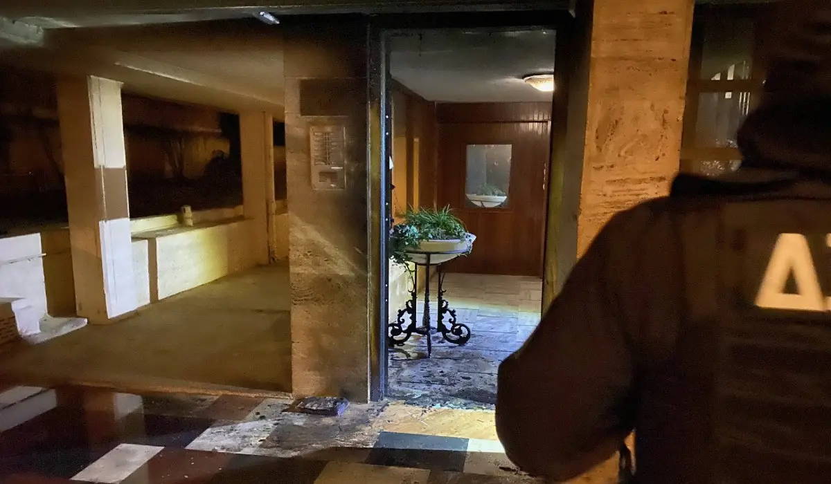 Εμπρησμός στην Πεύκη: Έριξαν φωτοβολίδα σε είσοδο πολυκατοικίας που διαμένει δημοσιογράφος