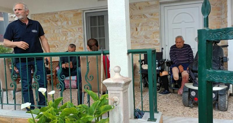 Φρίκη: Αστυνομικοί πέταξαν έξω από το σπίτι 81χρονο ανάπηρο